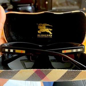 Burberry “vintage”shades
